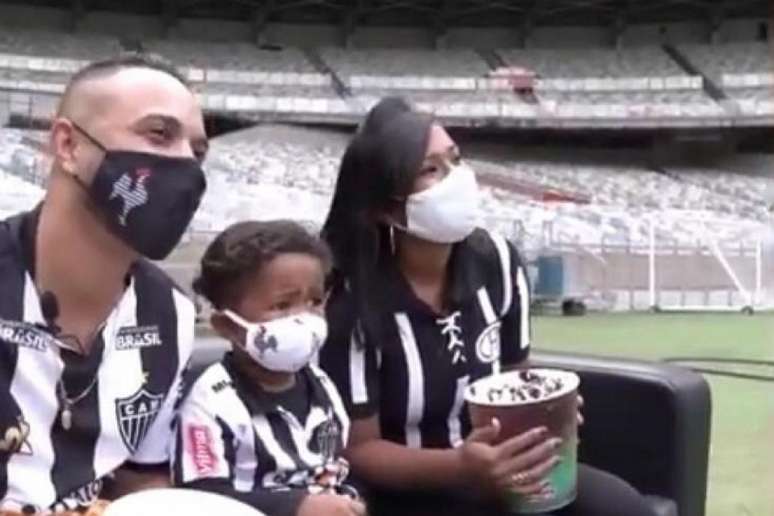 Guilherme foi com a família ver o título de 2013 do Galo na Libertadores dentro do Mineirão-(Reprodução)