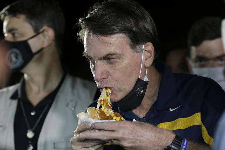 Bolsonaro aproveita o passeio por Brasília para comer um cachorro- quente no trailer do Edivaldo, na 104 Norte, no início da noite de sábado, 23 de maio