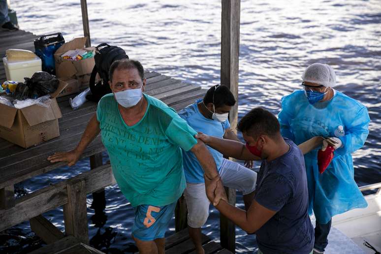 Paciente chega de 'ambulancha';, apelido usado para uma embarcação ambulância no Pará, ao município de Malgaço (PA)