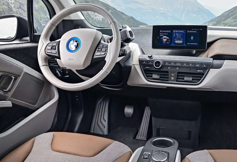 Interior do BMW i3: o carro elétrico não tem câmbio para trocas de marcha.