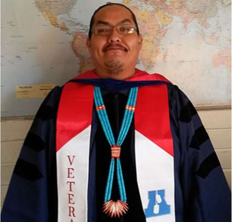 Greg Casarroja ensina cultura navajo na Universidade Din&eacute;, no Arizona