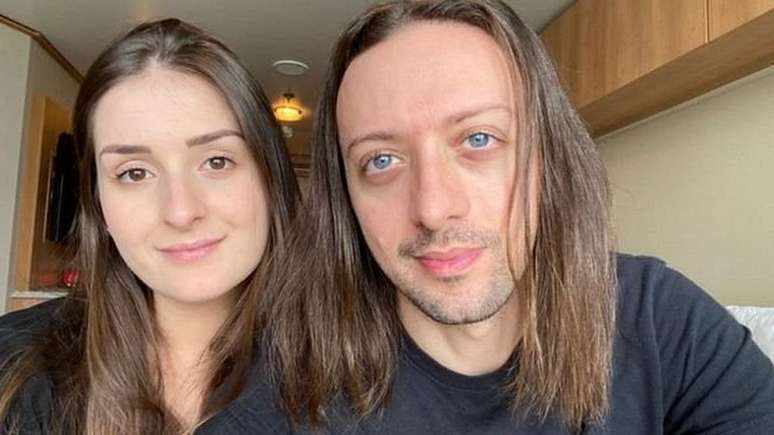 Caio Saldanha e sua namorada Jessica Furlan estão presos em um cruzeiro há mais de dois meses.