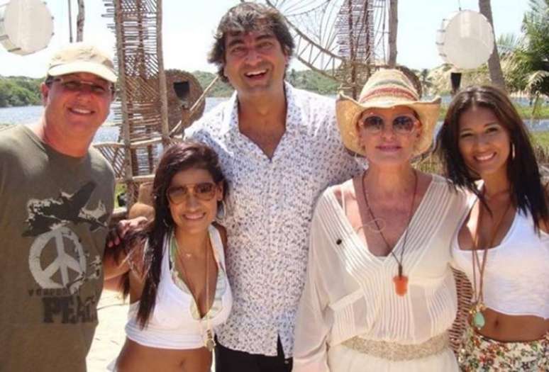 Boninho com Simone e Simaria, Zeca Camargo e Ana Maria Braga nos bastidores de 'No Limite', em 2009