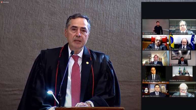 Novo presidente da Corte eleitoral, Barroso discursa em cerimônia por videoconferência acompanhada por Bolsonaro