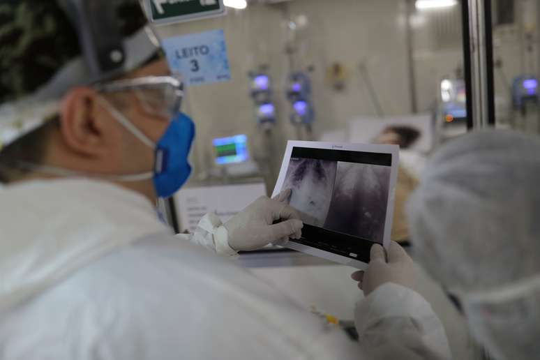 Médico avalia raio-x de paciente em São Paulo
12/05/2020
REUTERS/Amanda Perobelli