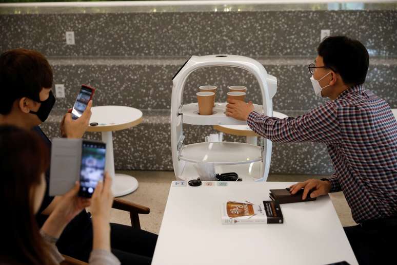 Rob&ocirc; serve clientes em caf&eacute; em Daejeon, na Coreia do Sul
25/05/2020 REUTERS/Kim Hong-Ji