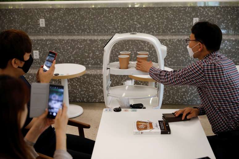 Robô serve clientes em café em Daejeon, na Coreia do Sul
25/05/2020 REUTERS/Kim Hong-Ji