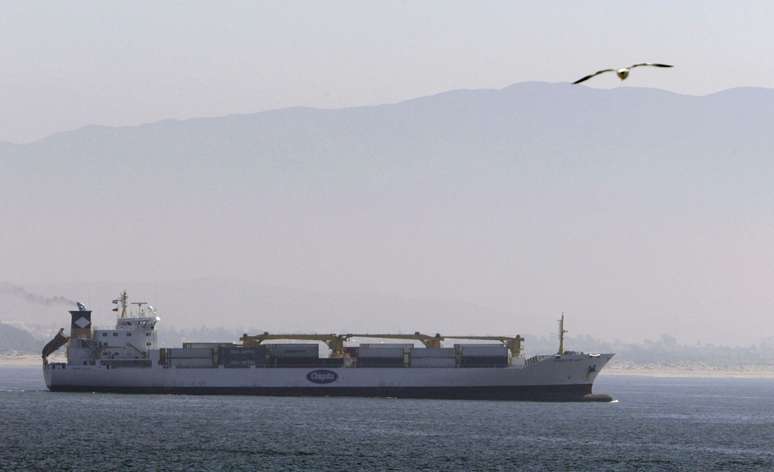 Navio carregado de containers é visto em um porto no México. 08/10/2002. REUTERS/Fred Greaves. 

