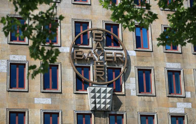 Logo da Bayer &eacute; visto em pr&eacute;dio na Alemanha. 27/04/2020. REUTERS/Wolfgang Rattay. 

