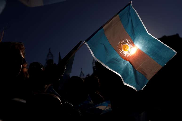 Bandeira argentina &eacute; erguida. 24/10/2019. REUTERS/Carlos Garcia Rawlins. 


