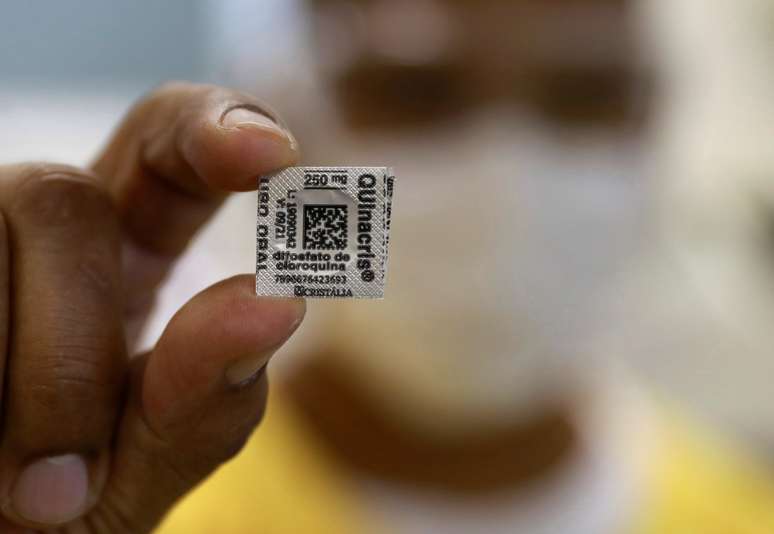 Enfermeira mostra hidroxicloroquina no Hospital Conceição em Porto Alegre
 23/4/2020 REUTERS/Diego Vara