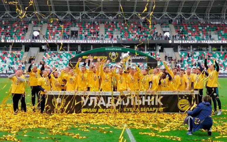 Jogadores do Bate Borisov celebram a conquista da Copa de Belarus (Foto: Reprodução/Twitter)