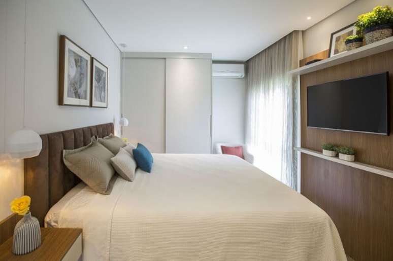 7. Cabeceira de veludo marrom e guarda roupa de canto casal. Projeto por Luciane Mota