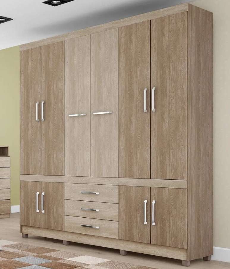 27. Guarda roupa casal extra grande com 10 portas e 3 gavetas. Fonte: Pinterest