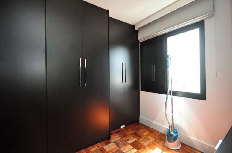 36. Guarda roupa casal preto e piso de madeira. Projeto por Condecorar Arquitetura e Interiores