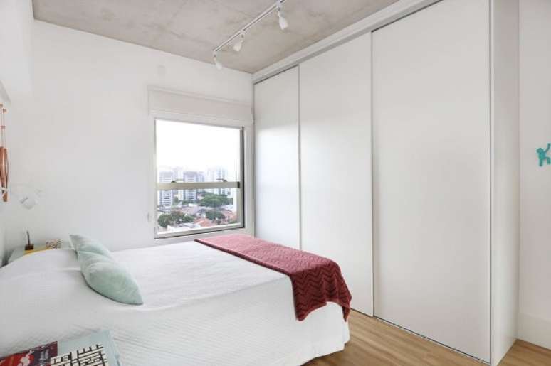 41. Guarda roupa com portas de correr. Projeto por Juliana Muchon