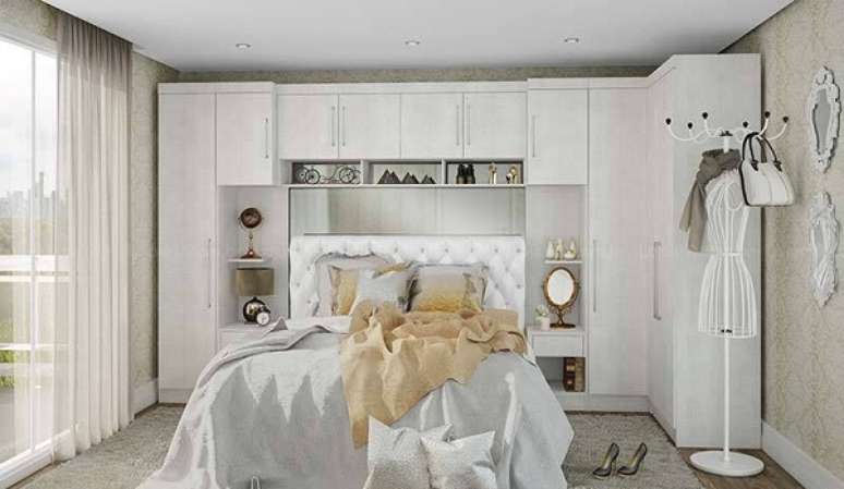 54. Guarda roupa modulado casal e cabeceira de capiton&ecirc; branca. Fonte: Pinterest
