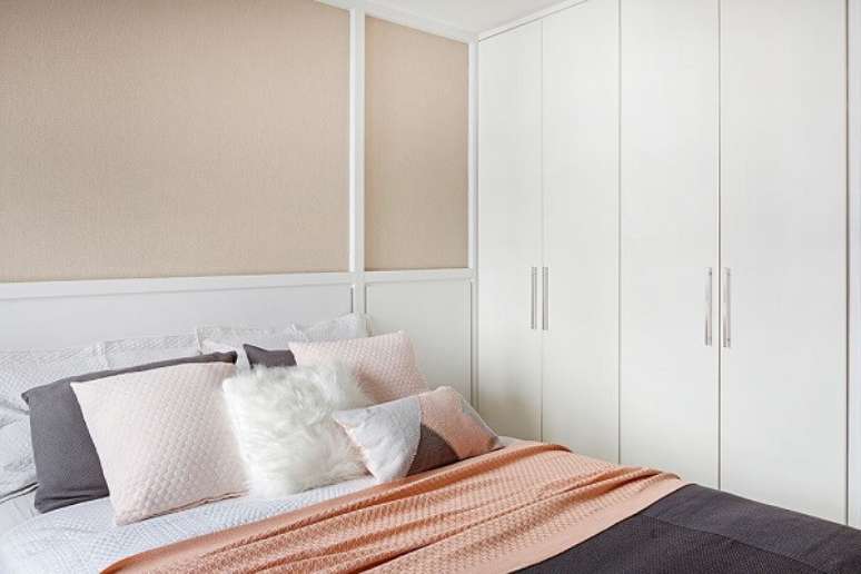 55. Guarda roupa planejado casal se encaixa perfeitamente no quarto. Projeto por Oliva Arquitetura