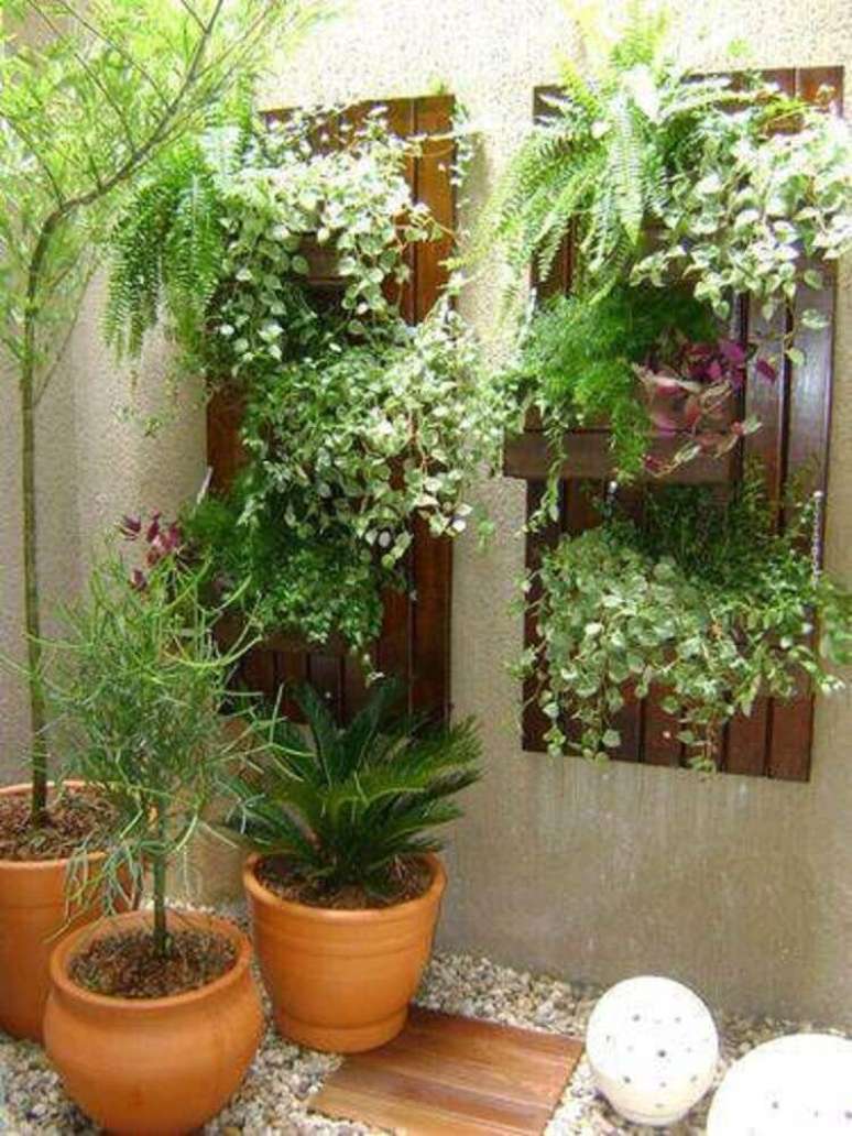 53. É possível montar um modelo de jardim de inverno junto com um jardim vertical. Fonte: Pinterest