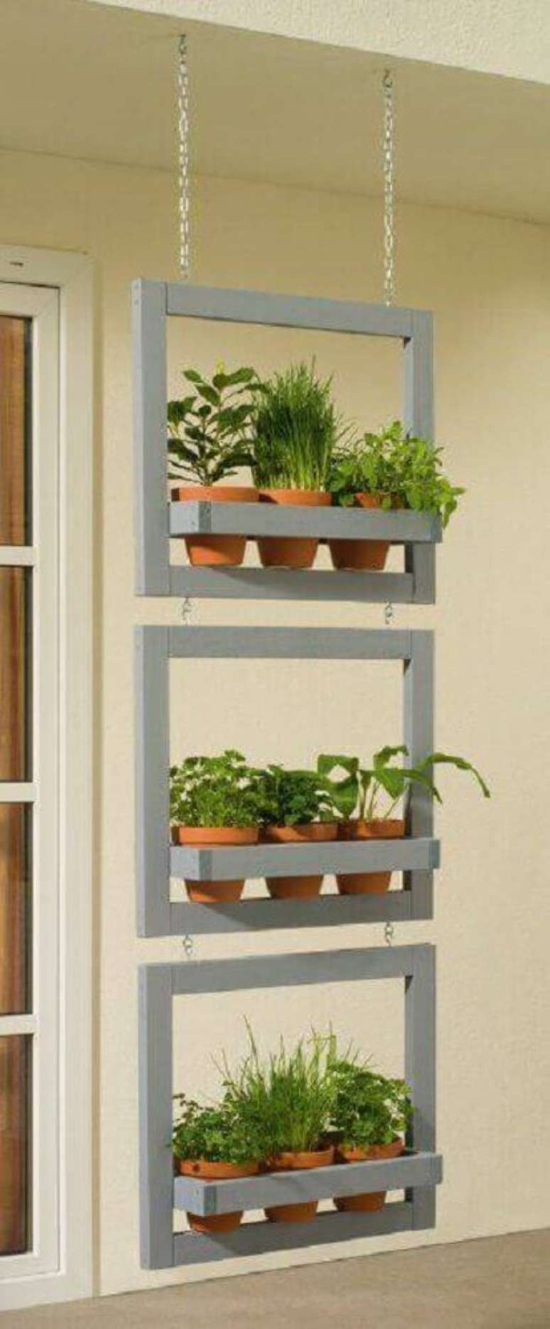 24. Um modelo de jardim suspenso pequeno e bem bonito para a sua varanda.