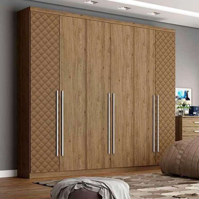45. Modelo de guarda roupa casal 6 portas de madeira. Fonte: Pinterest