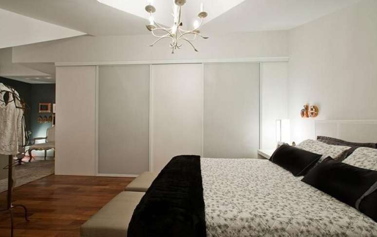 61. Modelo de guarda roupa casal extra grande. Projeto por Id&aacute;lia Daudt