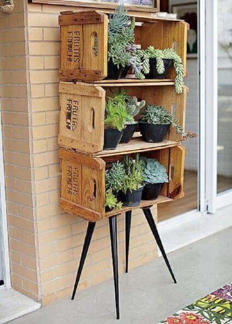 9. Voc&ecirc; pode usar caixotes de feira como suporte e montar o seu pr&oacute;prio modelo de jardim pequeno.