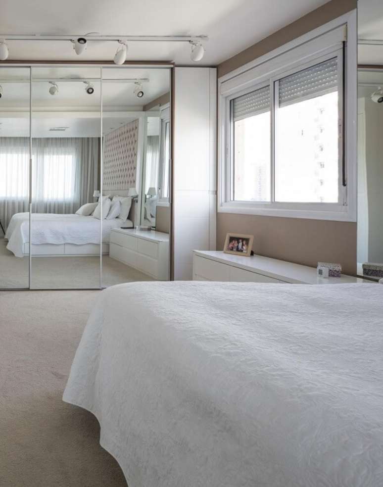 66. O guarda roupa casal com espelho amplia o espa&ccedil;o do quarto. Projeto por Kali Arquitetura