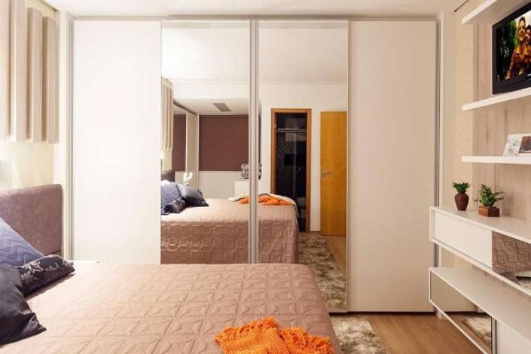 69. O guarda roupa planejado casal espelhado decora o quarto. Projeto por Laura Santos