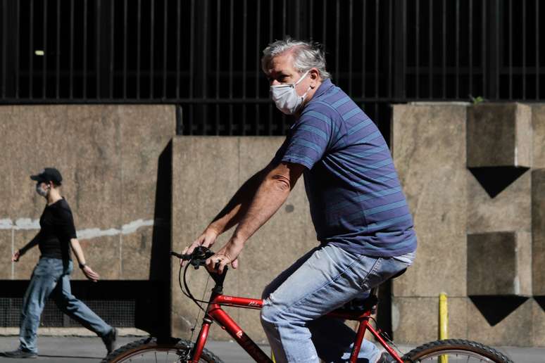 Movimentação de ciclistas e pessoas usando máscaras de proteção na Avenida Paulista, em São Paulo