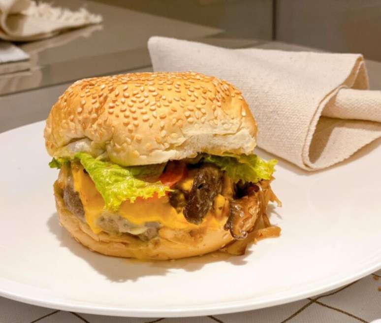 Guia da Cozinha - Hambúrguer com bacon e cogumelo salteado