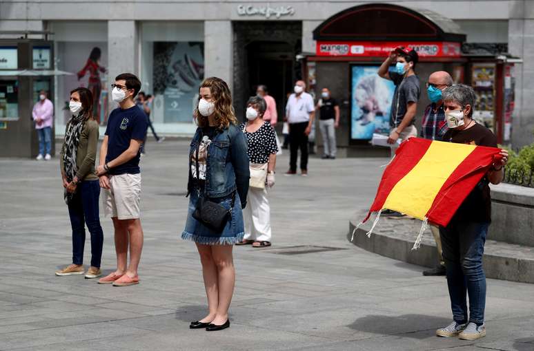 Pessoas com máscaras de proteção durante minuto de silêncio em homenagem às vítimas de Covid-19 em Madri
26/05/2020 REUTERS/Sergio Perez