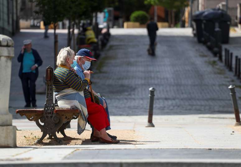 Idosos usam máscara de proteção em parque de Madri
05/05/2020 REUTERS/Sergio Perez
