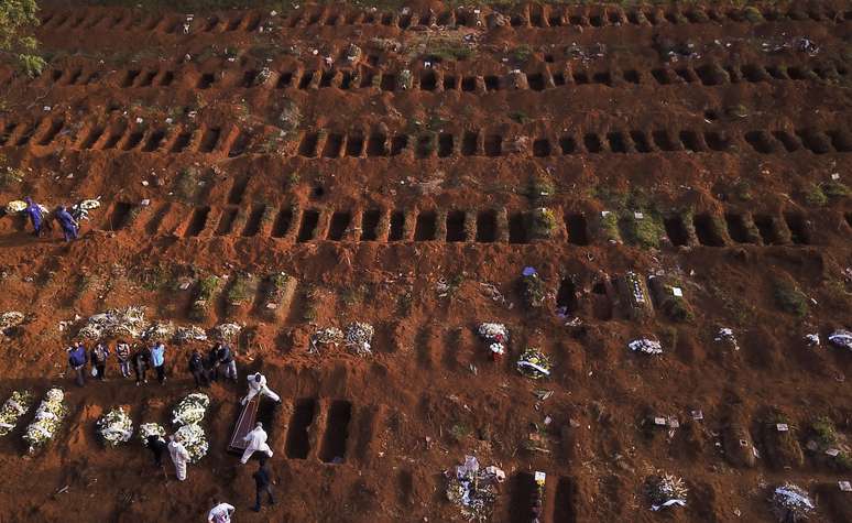 Sepultadores com trajes de proteção enterram vítima de Covid-19 no cemitério de Vila Formosa, em São Paulo
22/05/2020 REUTERS/Amanda Perobelli