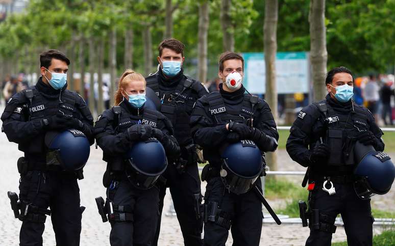 Policiais com máscaras de proteção observam protesto em Frankfurt
23/05/2020 REUTERS/Kai Pfaffenbach