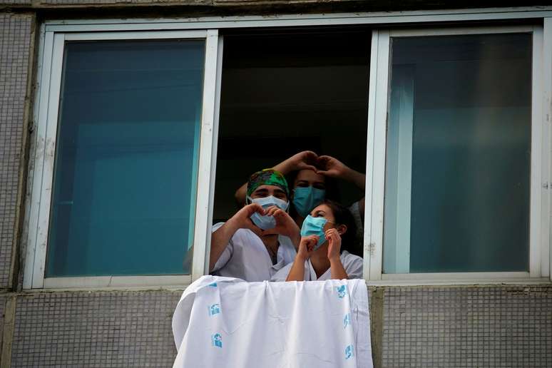 Funcionários do hospital La Paz, em Madri, durante protesto
25/05/2020 REUTERS/Juan Medina