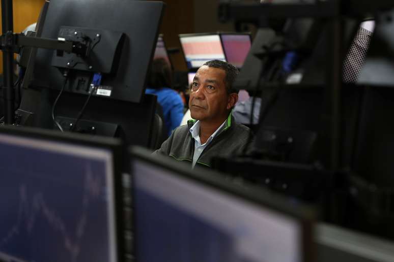 Operador da corretora Necton durante sessão da bolsa de valores de São Paulo 
27/02/2020
REUTERS/Amanda Perobelli