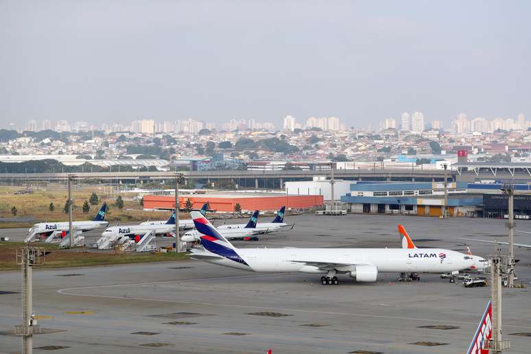 Aeronave da Latam no aeroporto internacional de Guarulhos (SP) 
19/05/2020
REUTERS/Amanda Perobelli