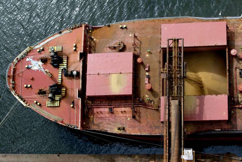 Navio carregado com soja no porto de Paranagu&aacute; (PR) 
27/03/2003
REUTERS/Paulo Whitaker