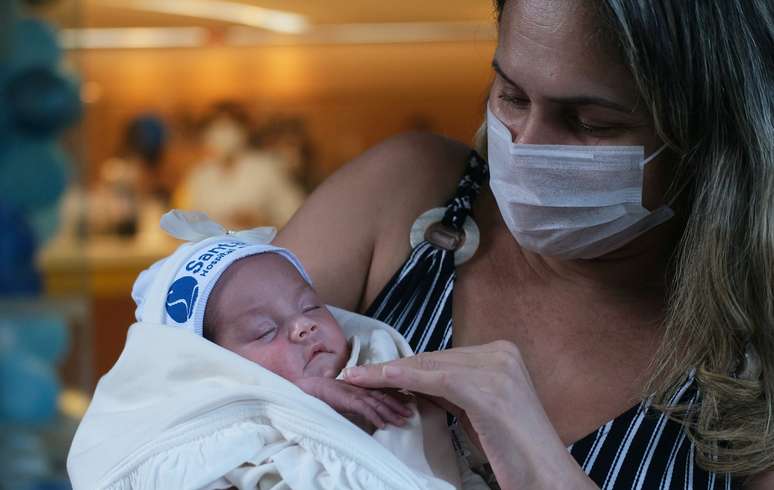 Enfermeira Rusia Gois posa para foto com filha no colo na porta de maternidade no Rio de Janeiro
25/05/2020
REUTERS/Ricardo Moraes
