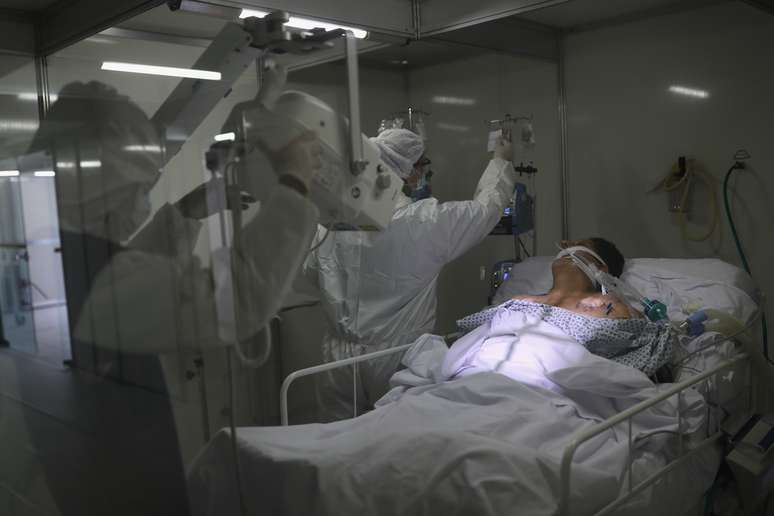 Paciente com Covid-19 é tratado em hospital de campanha em Guarulhos (SP)
12/05/2020
REUTERS/Amanda Perobelli