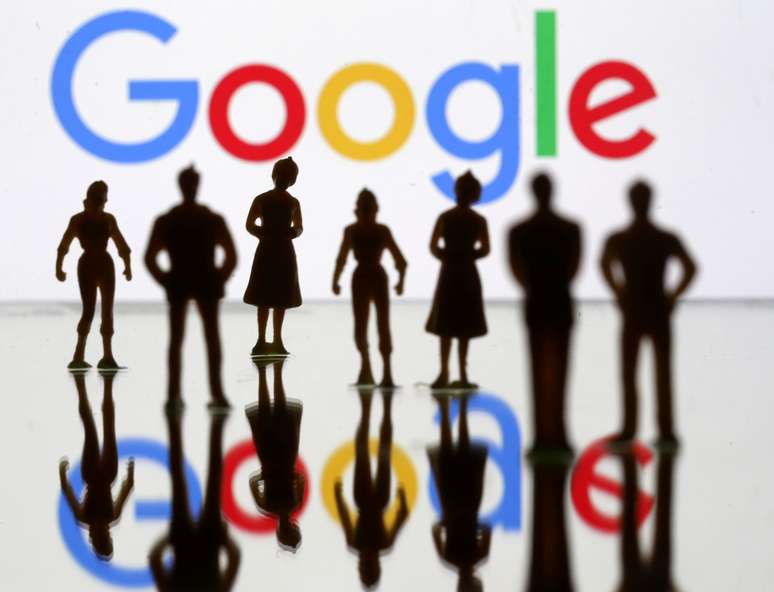 Imagens de brinquedo de pessoas em frente a logotipo do Google. 8/4/2019. REUTERS/Dado Ruvic/Illustration