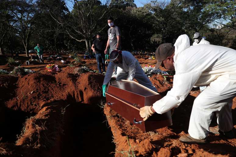 Enterro de vítima do coronavírus no cemitério da Vila Formosa, em São Paulo (SP) 
26/05/2020
REUTERS/Amanda Perobelli