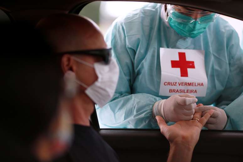 Pessoal médico realiza testes para coronavírus em frente ao estádio Mané Garrincha, em Brasília
21/04/2020
REUTERS/Ueslei Marcelino