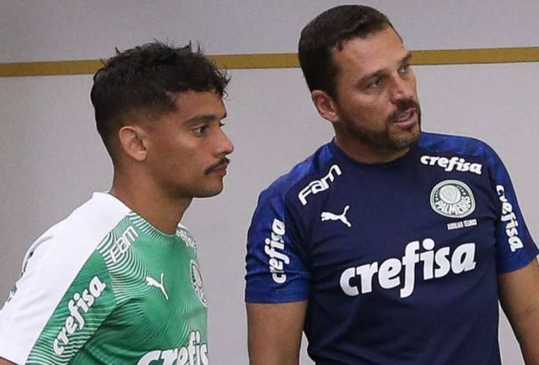 Maurício Copertino conversa com Gustavo Scarpa para ajustar posicionamento (Agência Palmeiras/Divulgação)