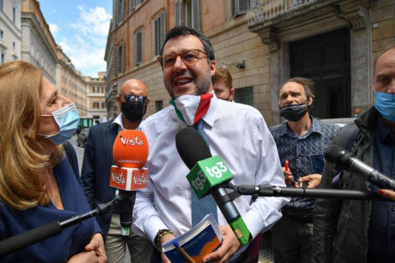 Senador Matteo Salvini fala com a imprensa após aprovação de relatório que recomenda rejeição de denúncia