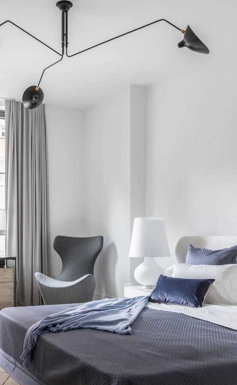 27. Abajur branco para decoração de quarto de casal contemporâneo todo branco com detalhes em azul e cinza – Foto: Futurist Architecture
