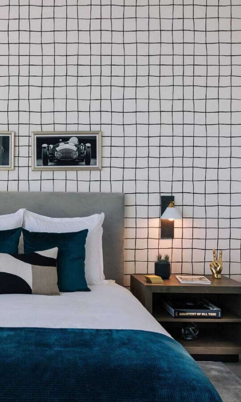 31. Decoração moderna com abajur de parede para quarto com papel de parede grid – Foto: Archilovers