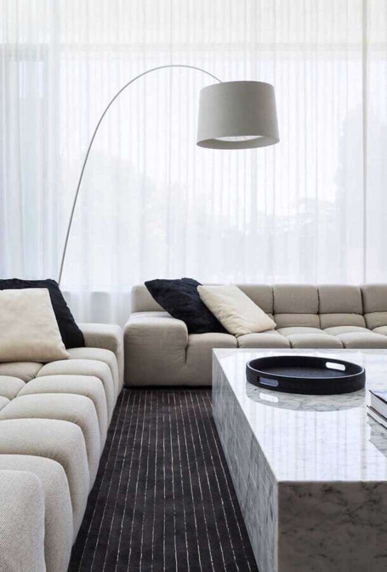 10. Decoração para sala moderna com sofá cinza modulado e abajur de chão grande – Foto: Pinterest