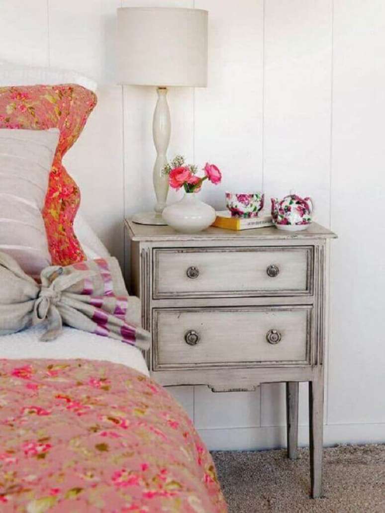 41. Abajur antigo para decoração de quarto simples – Foto: Pinterest